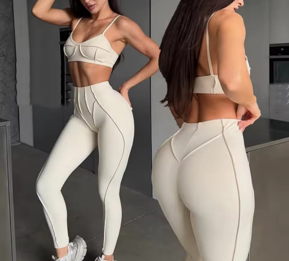 Conjunto feminino de ioga 3D — leggings de cintura alta que modelam e levantam o quadril, com top sem costas, para treino e ginásio.