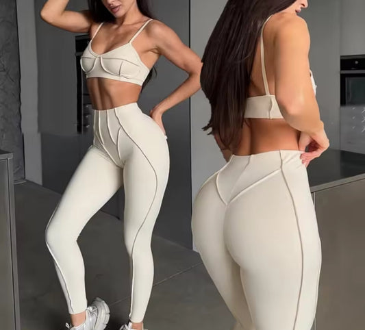 Conjunto feminino de ioga 3D — leggings de cintura alta que modelam e levantam o quadril, com top sem costas, para treino e ginásio.