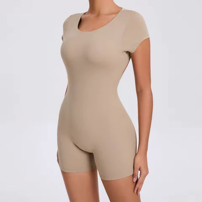 Macacão feminino de manga curta — peça única com secagem rápida, ideal para ioga, treino e ginásio; modelo justo tipo bodysuit com calções desportivos.