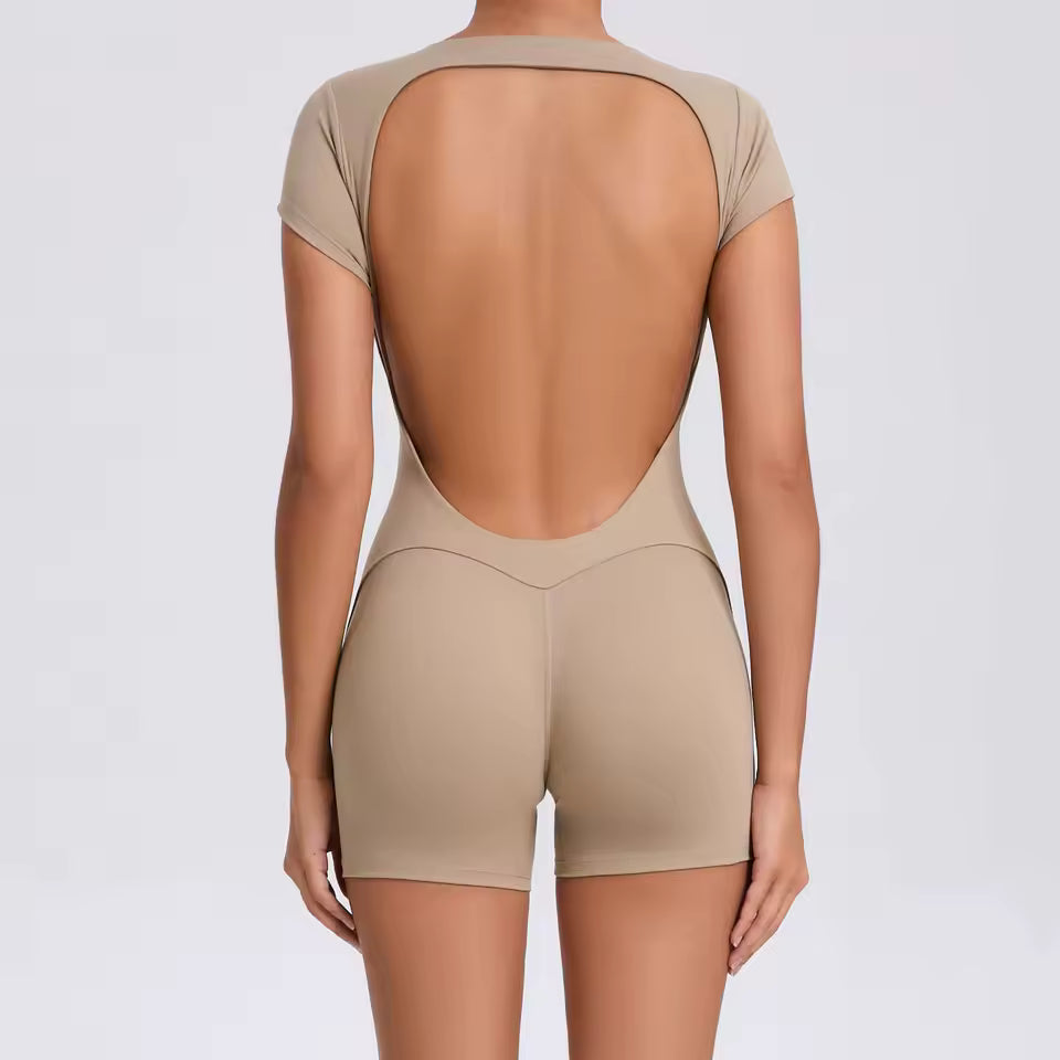 Macacão feminino de manga curta — peça única com secagem rápida, ideal para ioga, treino e ginásio; modelo justo tipo bodysuit com calções desportivos.