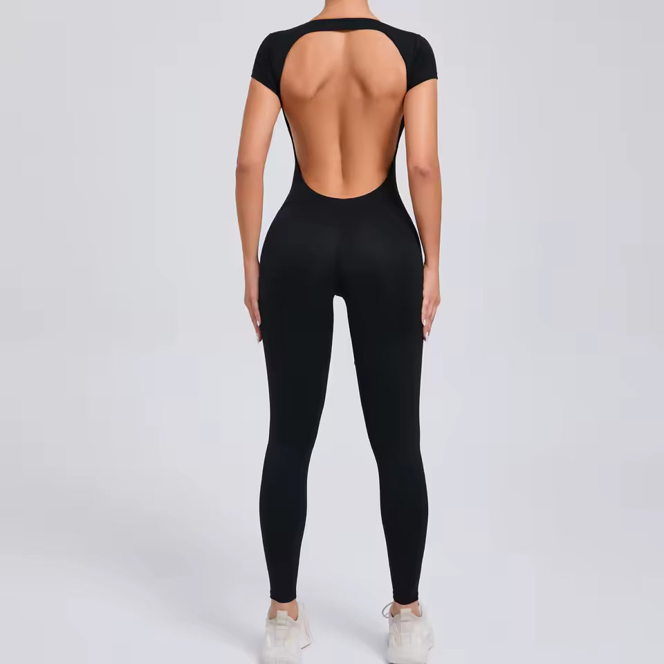 Macacão feminino de manga curta — peça única com secagem rápida, ideal para ioga, treino e ginásio; modelo justo tipo bodysuit com calções desportivos.