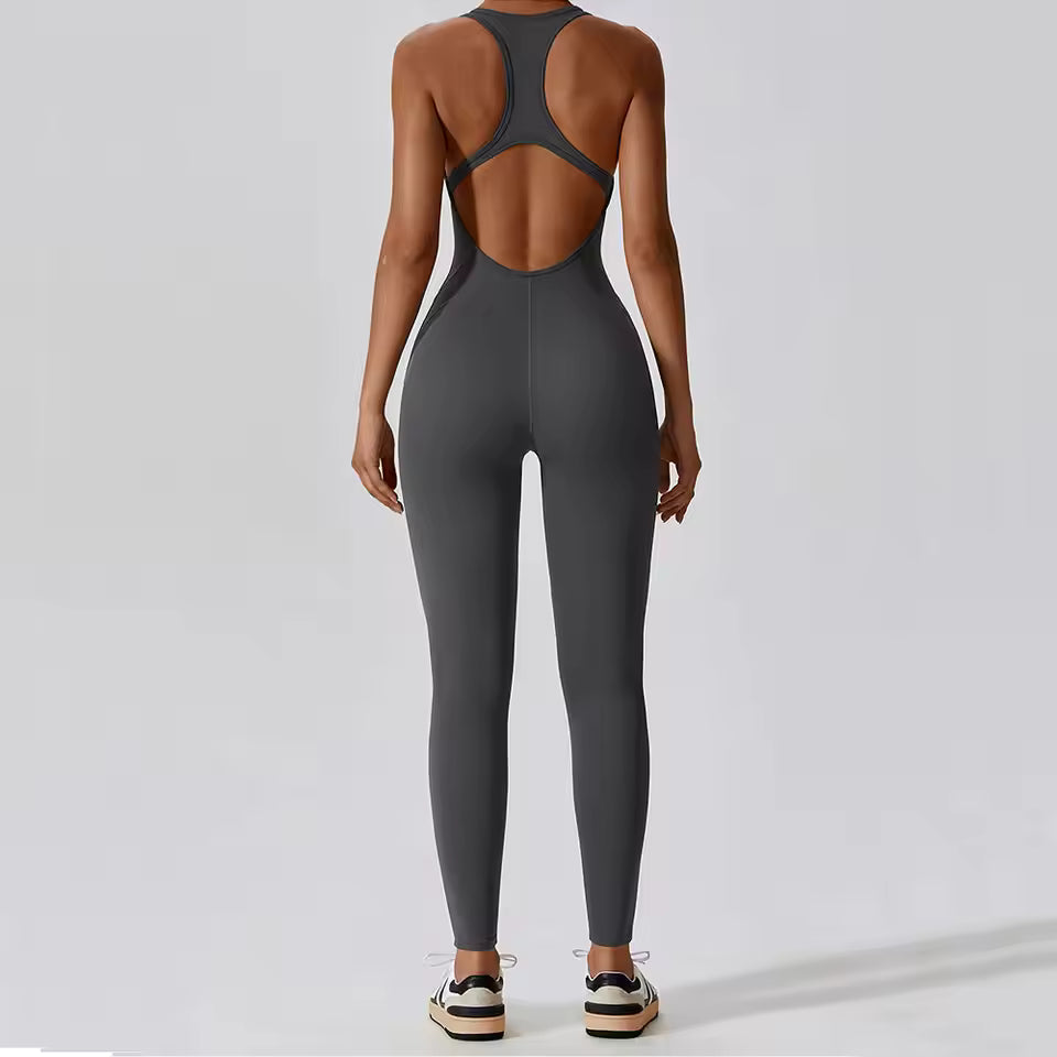 Macacão feminino de ioga e fitness — roupa desportiva de treino e pilates, com efeito push-up e design activewear.