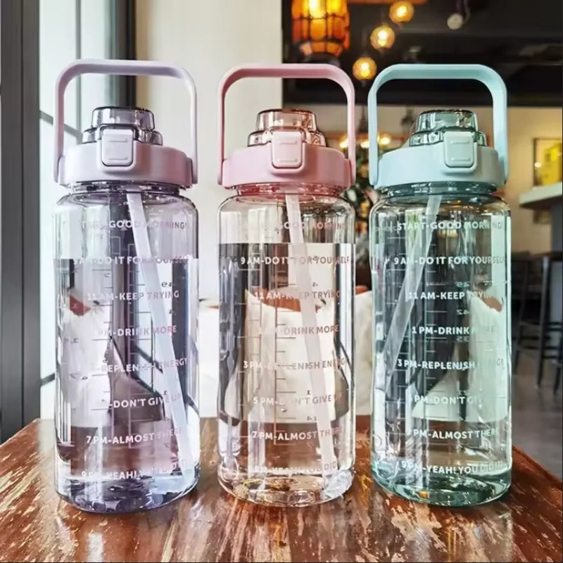 Garrafa de água portátil de 2 litros, em plástico com palha, ideal para viagem, desporto e fitness, tamanho grande para adultos.
