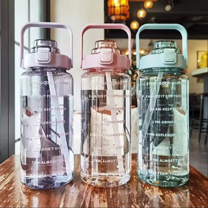 Garrafa de água portátil de 2 litros, em plástico com palha, ideal para viagem, desporto e fitness, tamanho grande para adultos.