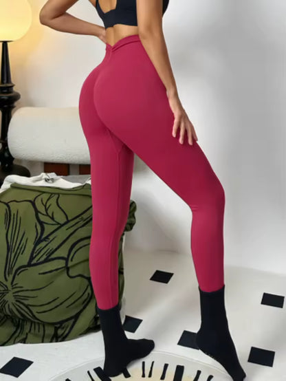 Calças desportivas sem costuras de cintura alta, com efeito push-up e detalhe em V na parte de trás, ideais para treino fitness.