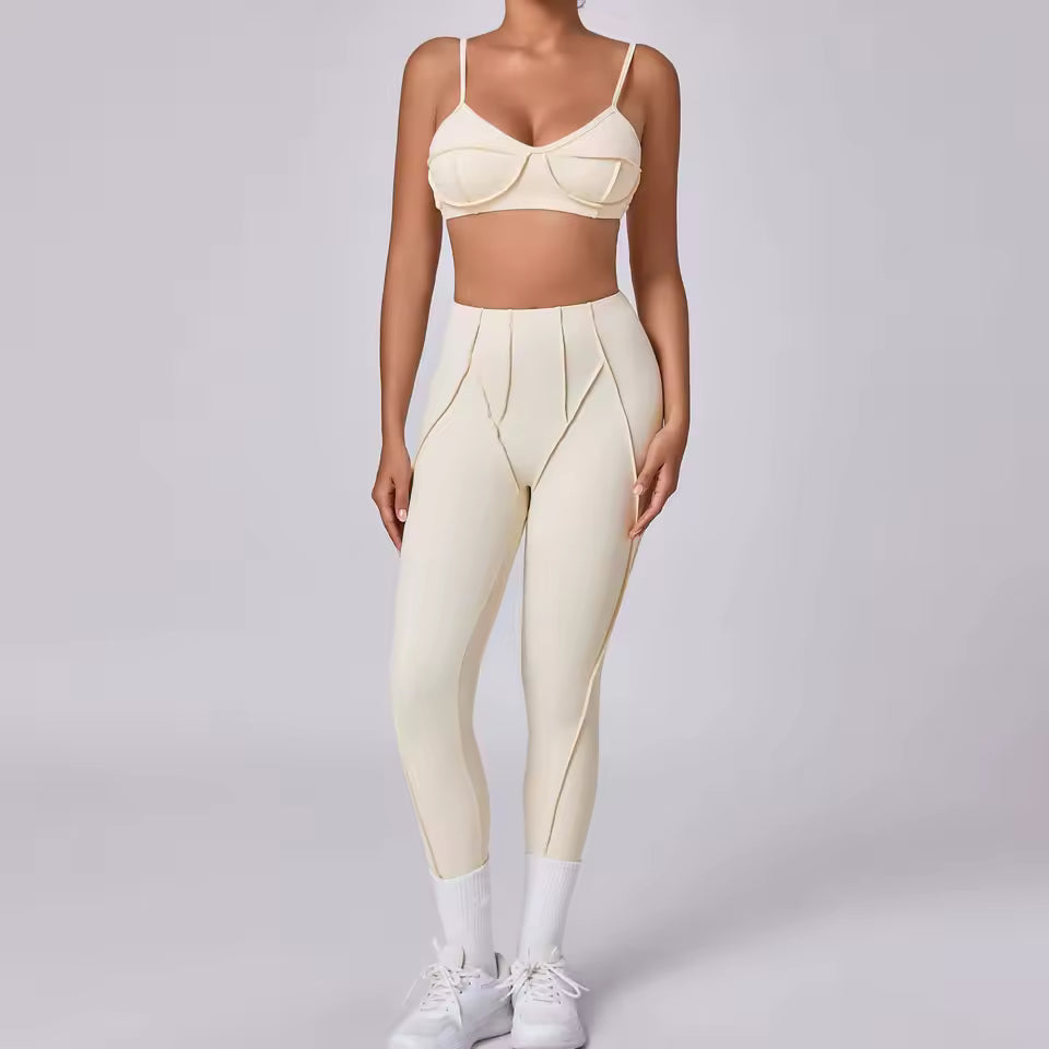 Conjunto feminino de ioga 3D — leggings de cintura alta que modelam e levantam o quadril, com top sem costas, para treino e ginásio.