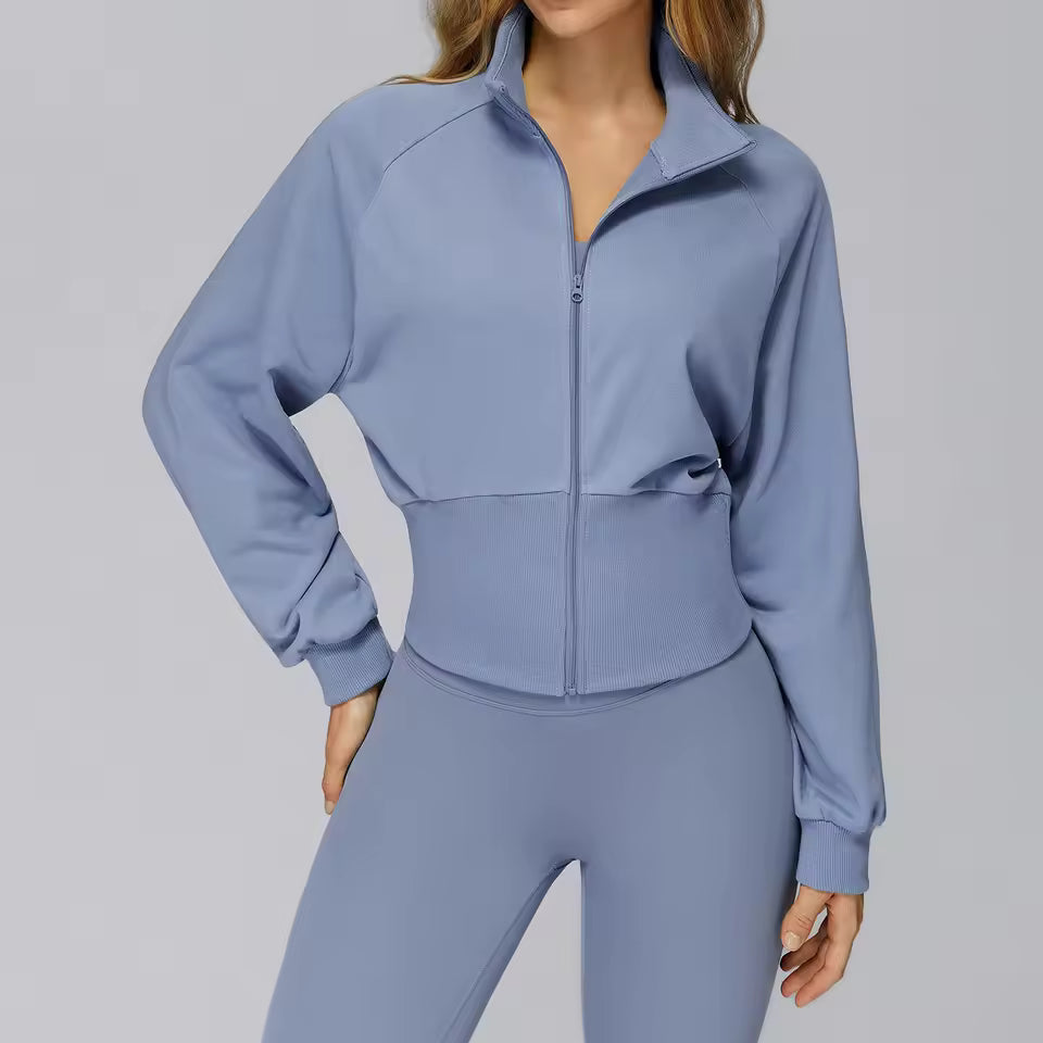 Casaco desportivo feminino de inverno para yoga, com mangas compridas, gola alta, zíper, resistente ao vento e quente — moletom solto ideal para atividades ao ar livre e corrida.