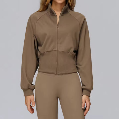 Casaco desportivo feminino de inverno para yoga, com mangas compridas, gola alta, zíper, resistente ao vento e quente — moletom solto ideal para atividades ao ar livre e corrida.