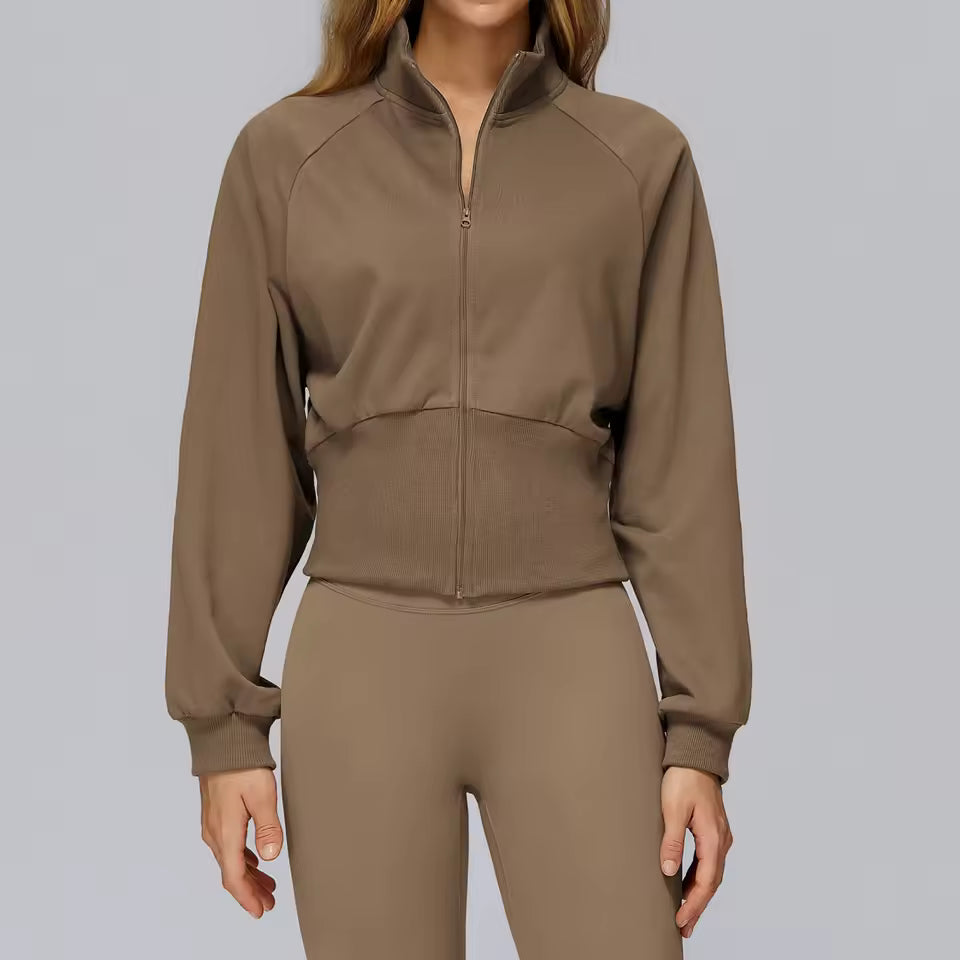 Casaco desportivo feminino de inverno para yoga, com mangas compridas, gola alta, zíper, resistente ao vento e quente — moletom solto ideal para atividades ao ar livre e corrida.