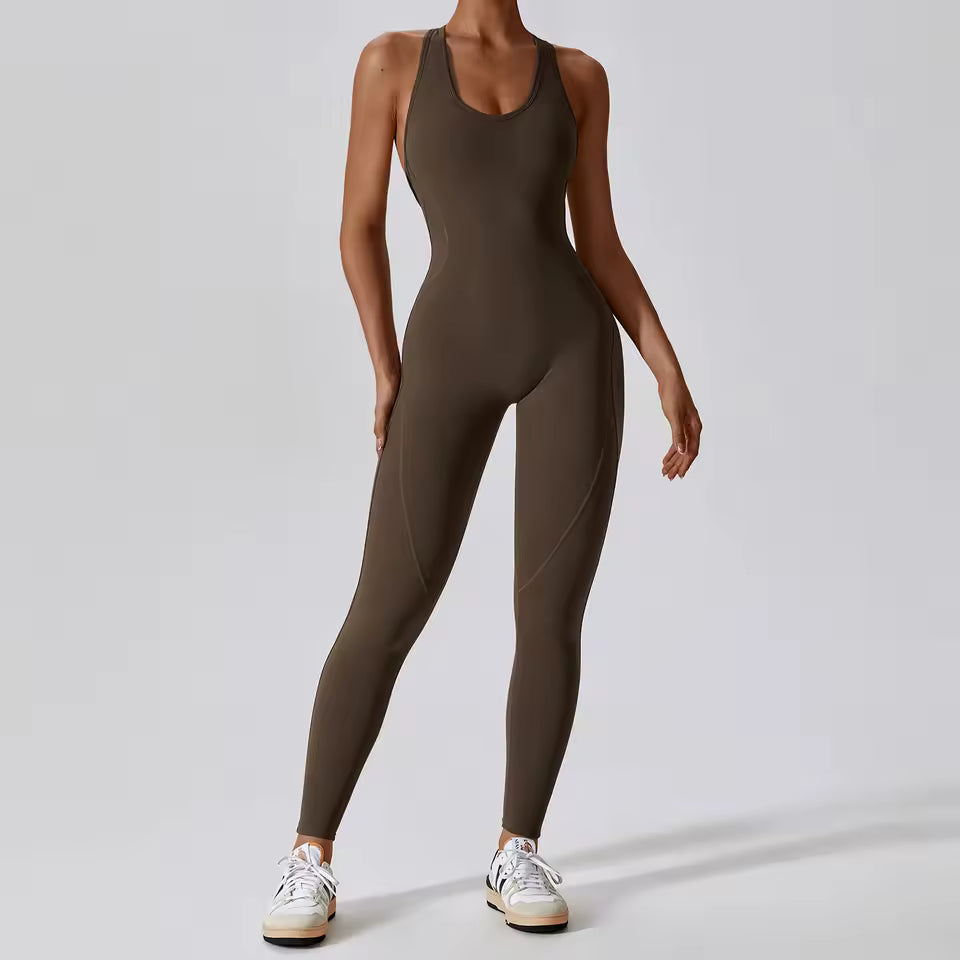 Macacão feminino de ioga e fitness — roupa desportiva de treino e pilates, com efeito push-up e design activewear.