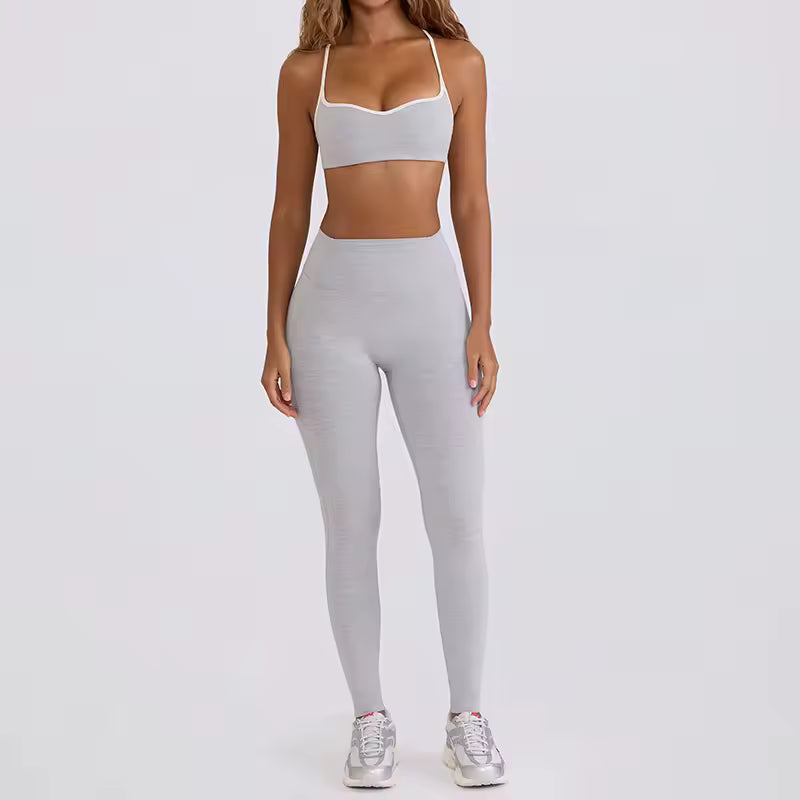Conjunto de yoga feminino 2025 – cintura alta, efeito push-up e modelador, composto por top desportivo sem costas e leggings de compressão, ideal para treino, ginásio e yoga.