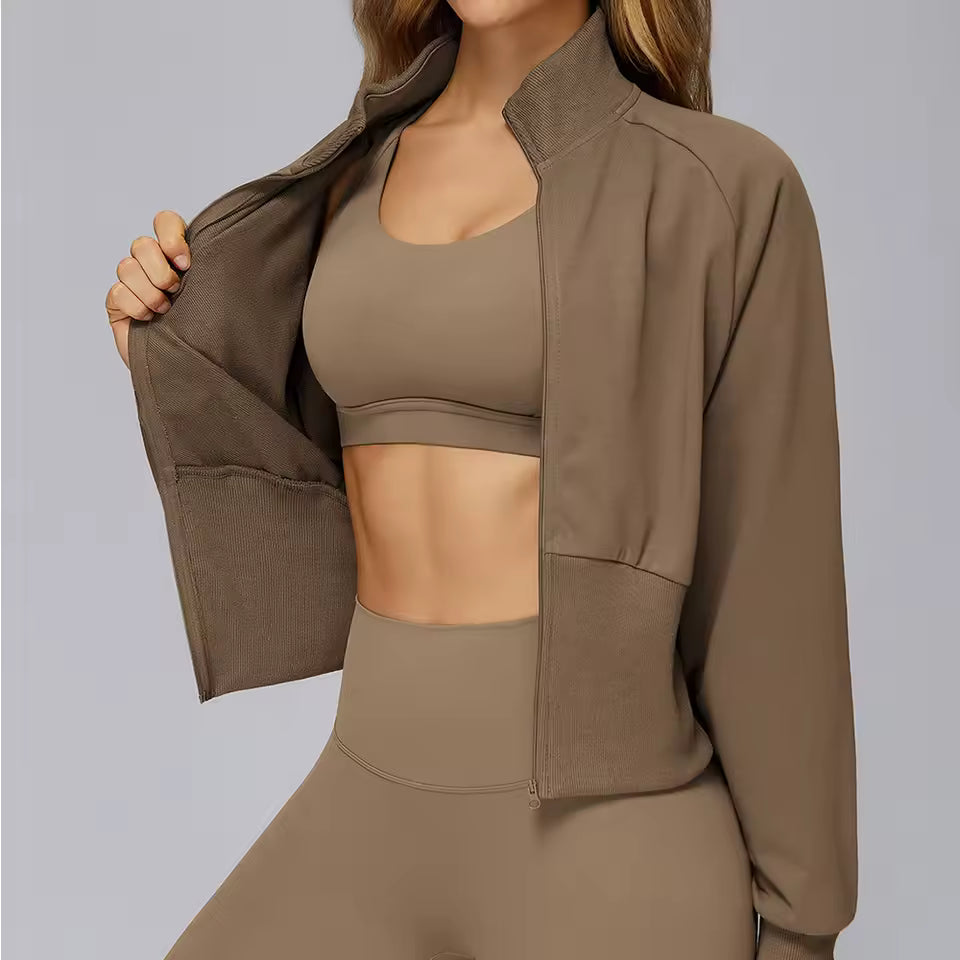 Casaco desportivo feminino de inverno para yoga, com mangas compridas, gola alta, zíper, resistente ao vento e quente — moletom solto ideal para atividades ao ar livre e corrida.