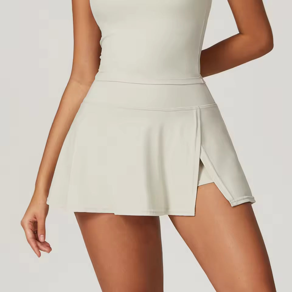 Saia desportiva feminina curta com fenda, confortável, ideal para yoga, treino ao ar livre e fitness, com shorts integrados para proteção anti-voyeur