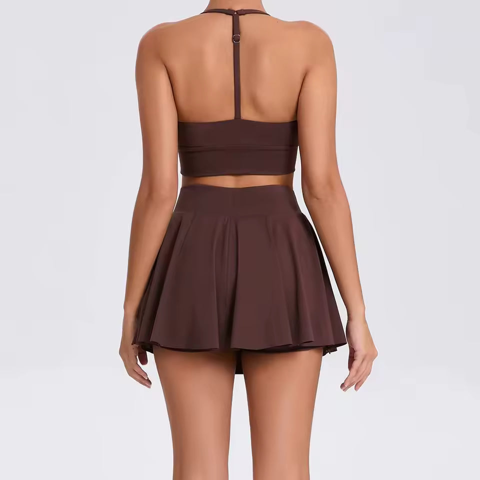 Conjunto feminino de yoga e desporto ao ar livre, de 2 peças, composto por sutiã desportivo e saia curta, ideal para treino, corrida e atividades casuais, com tecido respirável e confortável.