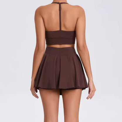 Conjunto feminino de yoga e desporto ao ar livre, de 2 peças, composto por sutiã desportivo e saia curta, ideal para treino, corrida e atividades casuais, com tecido respirável e confortável.