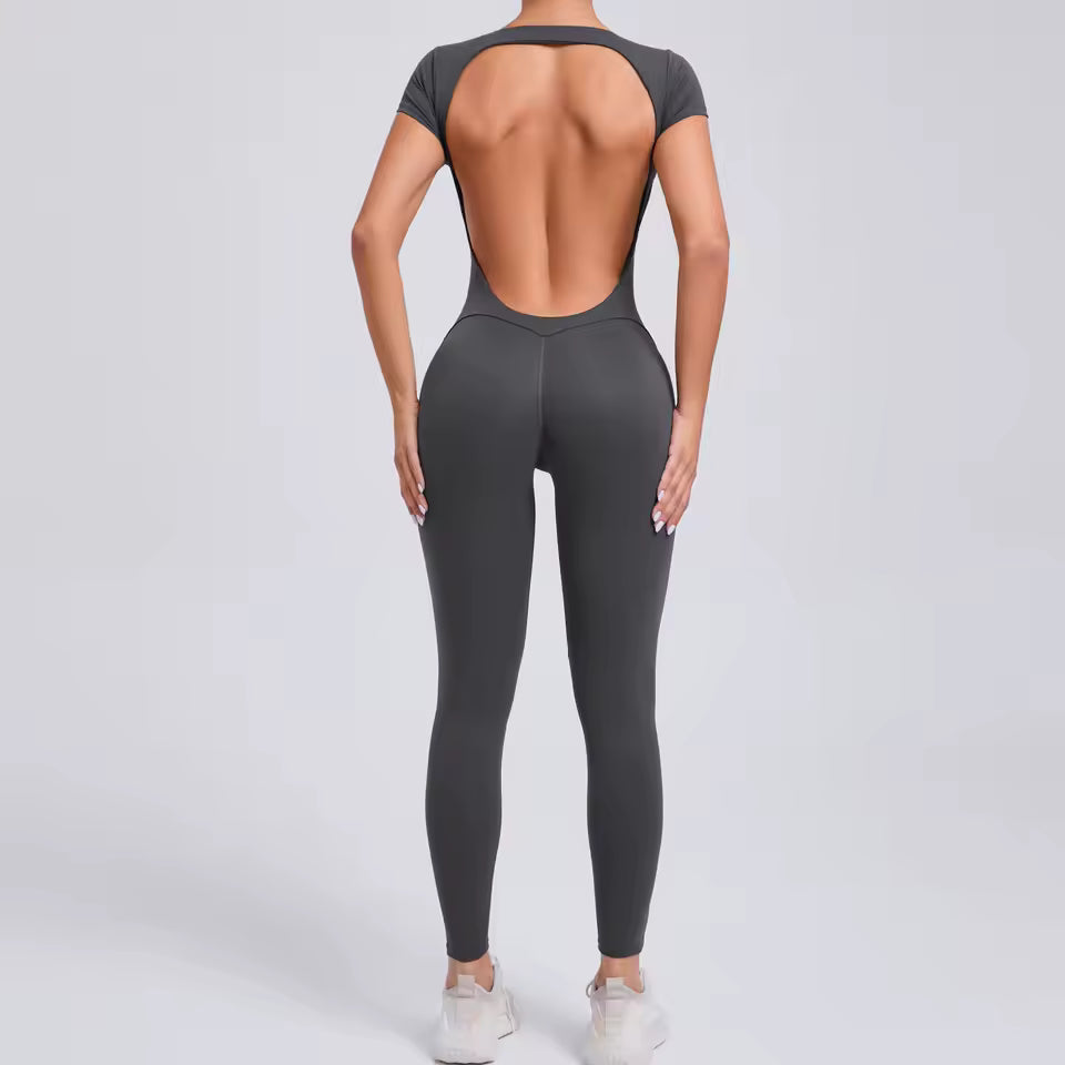 Macacão feminino de manga curta — peça única com secagem rápida, ideal para ioga, treino e ginásio; modelo justo tipo bodysuit com calções desportivos.
