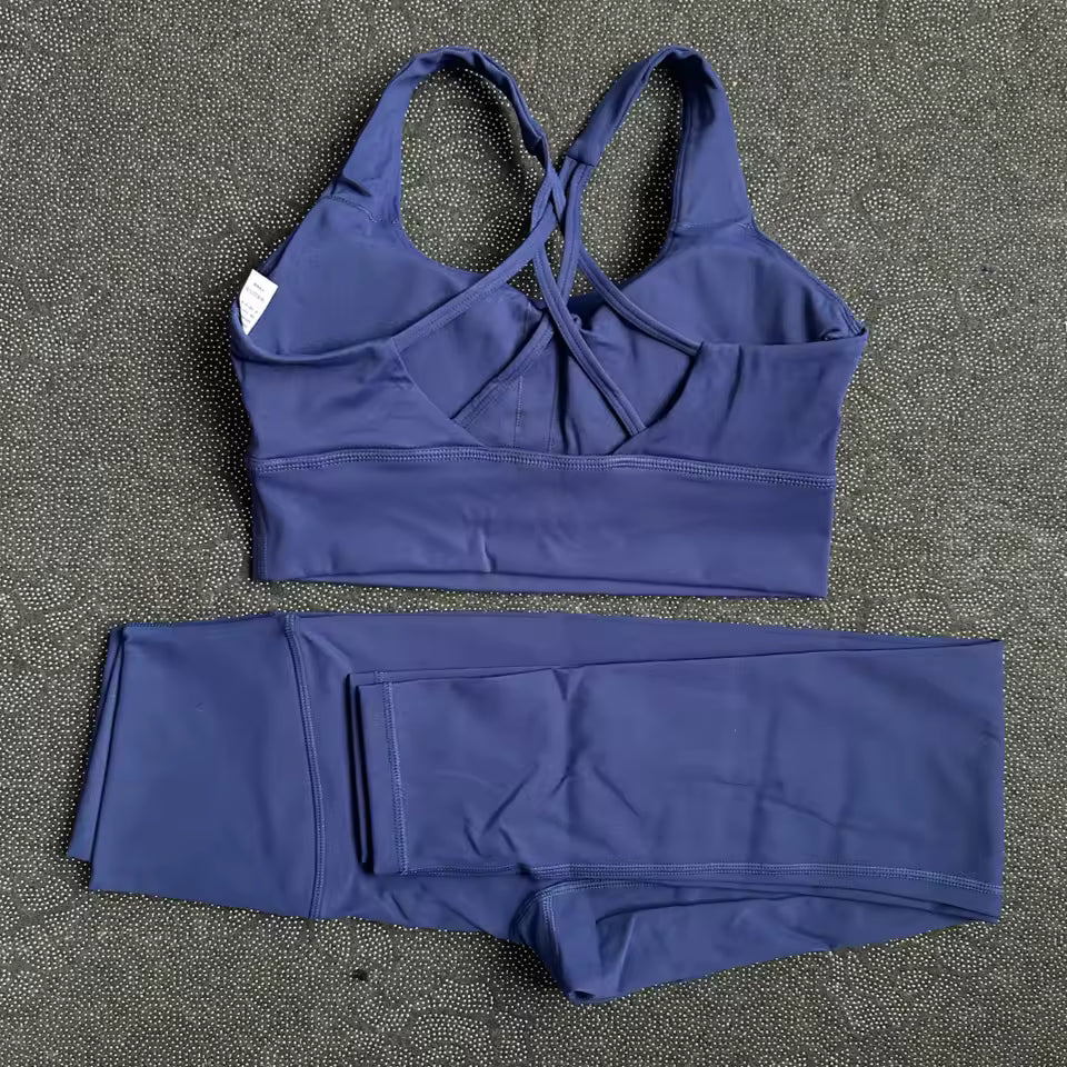 Conjunto feminino de leggings e sutiã de fitness em cor sólida — tecido macio, ajustado e resistente, ideal para treino de alta intensidade e à prova de agachamentos.