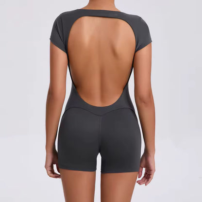Macacão feminino de manga curta — peça única com secagem rápida, ideal para ioga, treino e ginásio; modelo justo tipo bodysuit com calções desportivos.