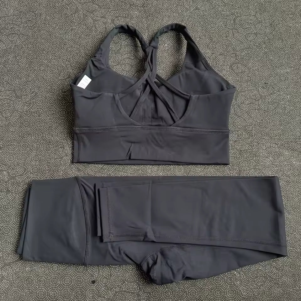 Conjunto feminino de leggings e sutiã de fitness em cor sólida — tecido macio, ajustado e resistente, ideal para treino de alta intensidade e à prova de agachamentos.