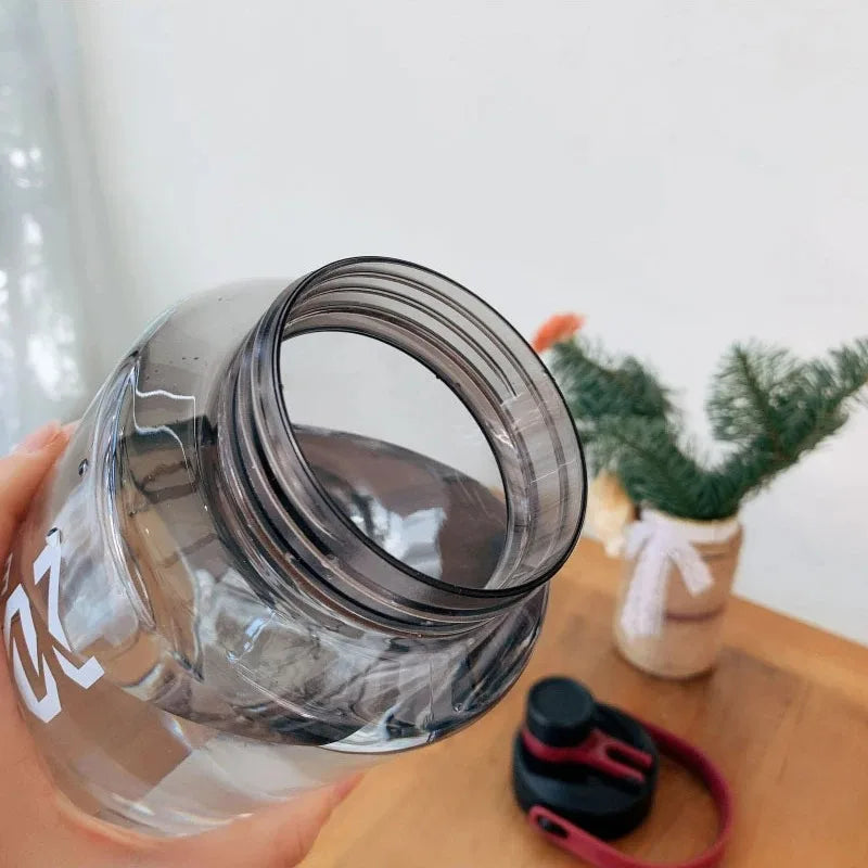 Garrafa de água em plástico, de grande capacidade, para homem e mulher, com alça de transporte, ideal para ginásio e desportos ao ar livre, resistente a impactos, 1500 ml – 2000 ml.