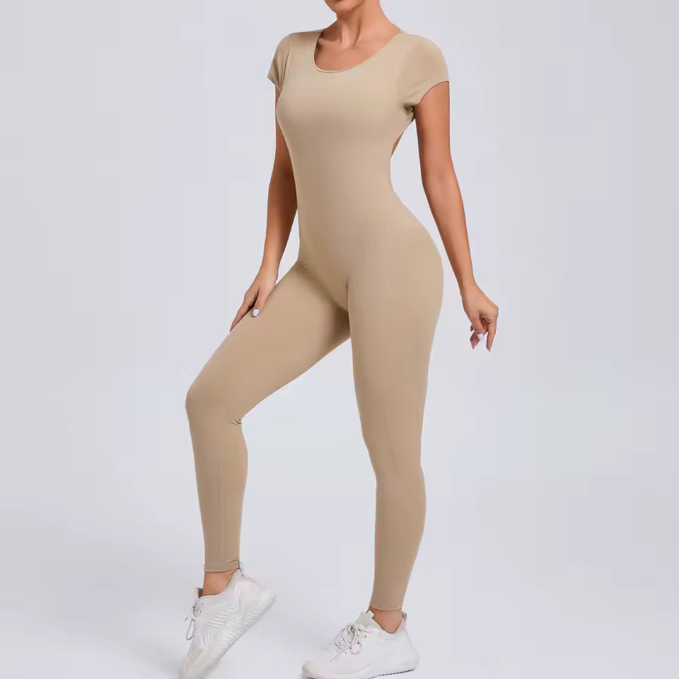 Macacão feminino de manga curta — peça única com secagem rápida, ideal para ioga, treino e ginásio; modelo justo tipo bodysuit com calções desportivos.