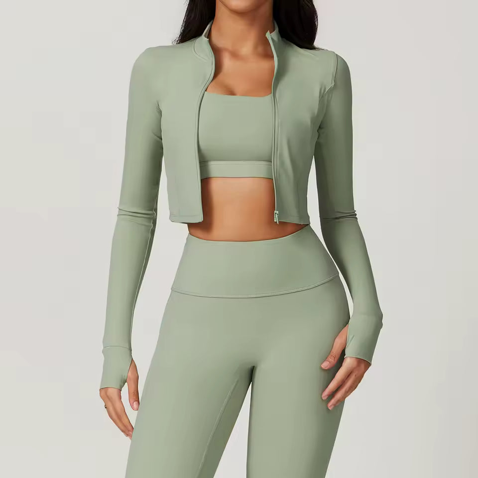 Casaco desportivo feminino de manga comprida, com fecho de zíper, gola alta e tecido de secagem rápida — ideal para yoga, corrida e atividades de fitness ao ar livre.