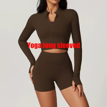 Casaco desportivo feminino de manga comprida, com fecho de zíper, gola alta e tecido de secagem rápida — ideal para yoga, corrida e atividades de fitness ao ar livre.