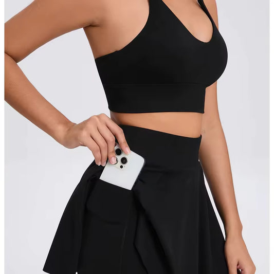 Conjunto feminino de yoga e desporto ao ar livre, de 2 peças, composto por sutiã desportivo e saia curta, ideal para treino, corrida e atividades casuais, com tecido respirável e confortável.