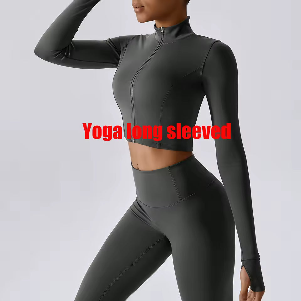 Casaco desportivo feminino de manga comprida, com fecho de zíper, gola alta e tecido de secagem rápida — ideal para yoga, corrida e atividades de fitness ao ar livre.