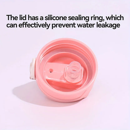 Garrafa desportiva de 700 ml resistente a altas temperaturas, com palha e graduação, acabamento fosco em arco-íris de cor progressiva, copo de água em plástico.