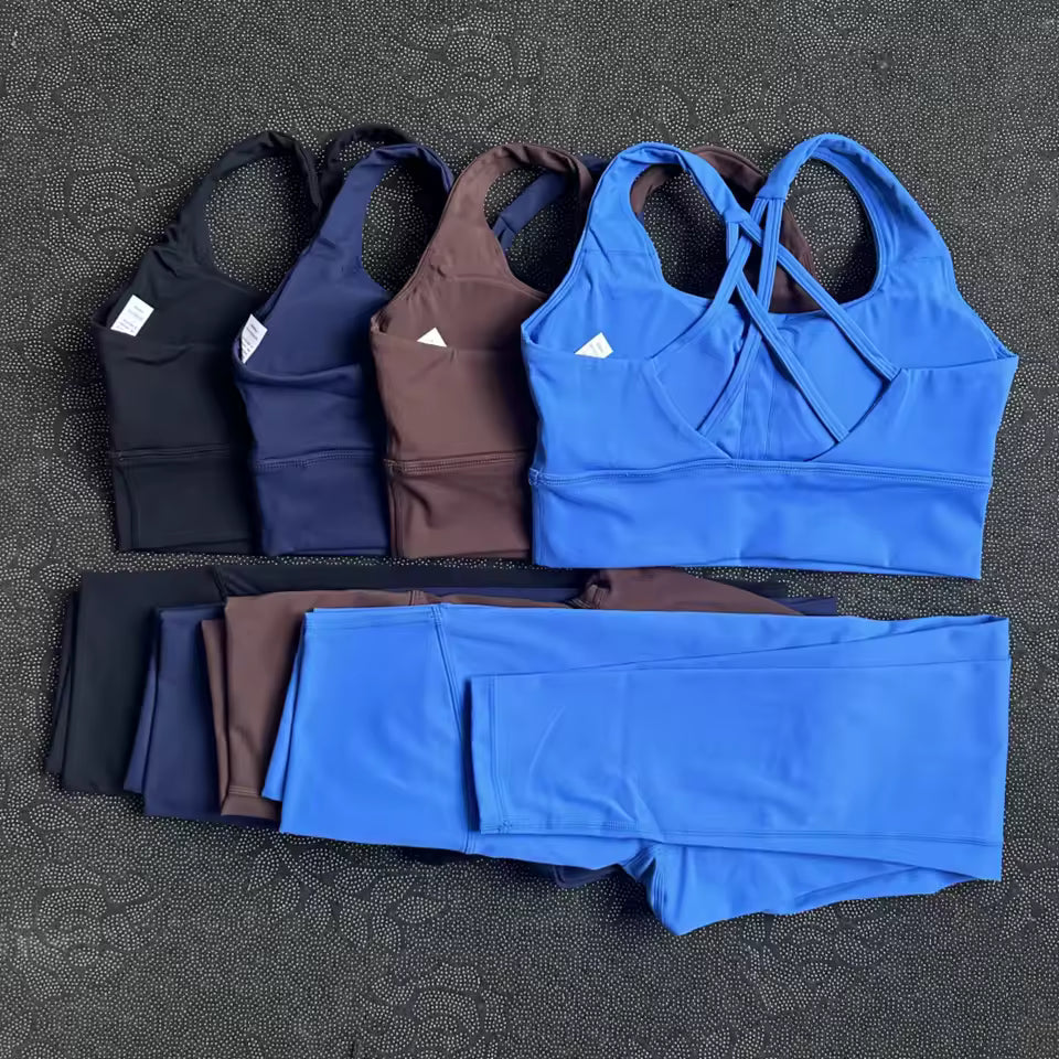 Conjunto feminino de leggings e sutiã de fitness em cor sólida — tecido macio, ajustado e resistente, ideal para treino de alta intensidade e à prova de agachamentos.