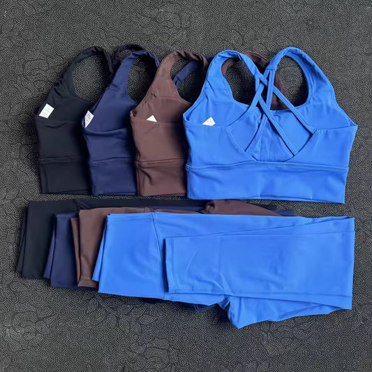 Conjunto feminino de leggings e sutiã de fitness em cor sólida — tecido macio, ajustado e resistente, ideal para treino de alta intensidade e à prova de agachamentos.
