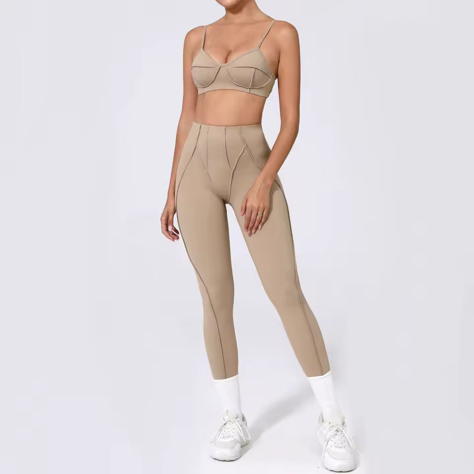 Conjunto feminino de ioga 3D — leggings de cintura alta que modelam e levantam o quadril, com top sem costas, para treino e ginásio.