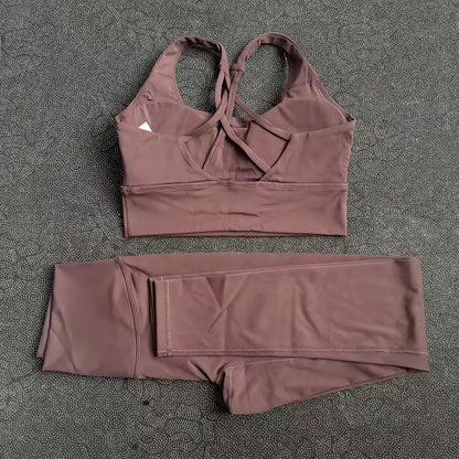 Conjunto feminino de leggings e sutiã de fitness em cor sólida — tecido macio, ajustado e resistente, ideal para treino de alta intensidade e à prova de agachamentos.