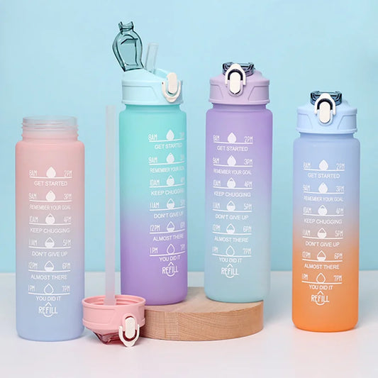 Garrafa desportiva de 700 ml resistente a altas temperaturas, com palha e graduação, acabamento fosco em arco-íris de cor progressiva, copo de água em plástico.