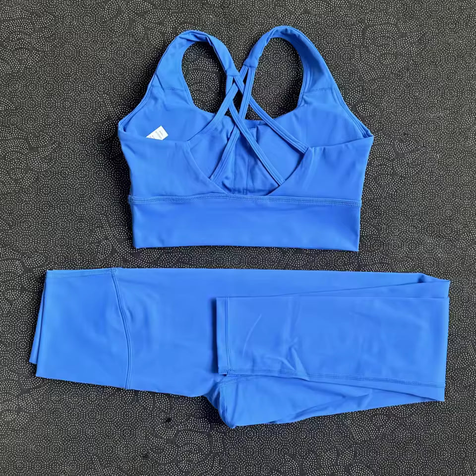 Conjunto feminino de leggings e sutiã de fitness em cor sólida — tecido macio, ajustado e resistente, ideal para treino de alta intensidade e à prova de agachamentos.