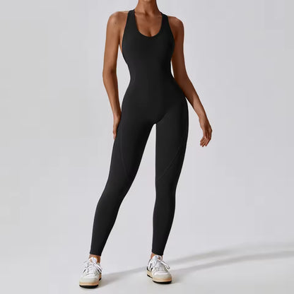 Macacão feminino de ioga e fitness — roupa desportiva de treino e pilates, com efeito push-up e design activewear.