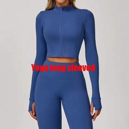 Casaco desportivo feminino de manga comprida, com fecho de zíper, gola alta e tecido de secagem rápida — ideal para yoga, corrida e atividades de fitness ao ar livre.