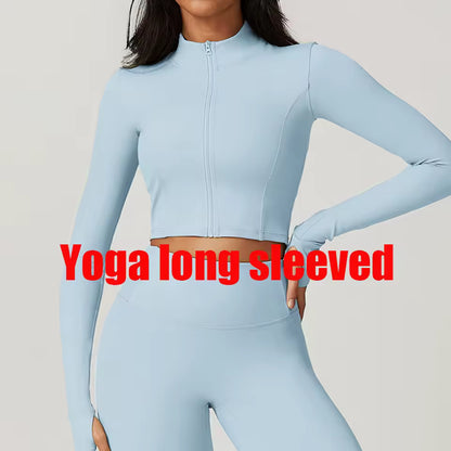 Casaco desportivo feminino de manga comprida, com fecho de zíper, gola alta e tecido de secagem rápida — ideal para yoga, corrida e atividades de fitness ao ar livre.