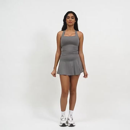 Saia desportiva feminina curta com fenda, confortável, ideal para yoga, treino ao ar livre e fitness, com shorts integrados para proteção anti-voyeur